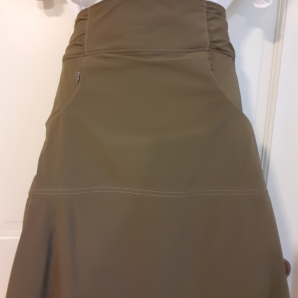 Athleta Skort in Olive Green with detachable pocket. Excellent condition